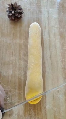 Perfect &amp; easy way to shape dough ✨ | Food Garnish and Arts
#FoodGarnish #DoughArt #CookingTips #KitchenHacks #FoodPresentation